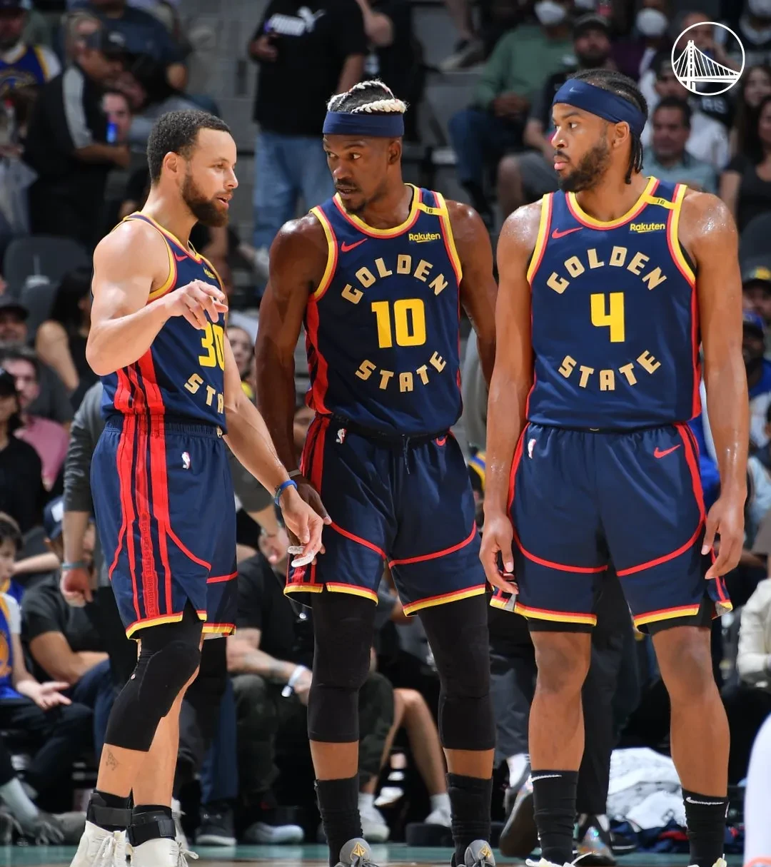 NBA季后赛窗口期走向成谜，金州勇士豪取连胜，压力陡增，赛程密集仍需轮换的简单介绍