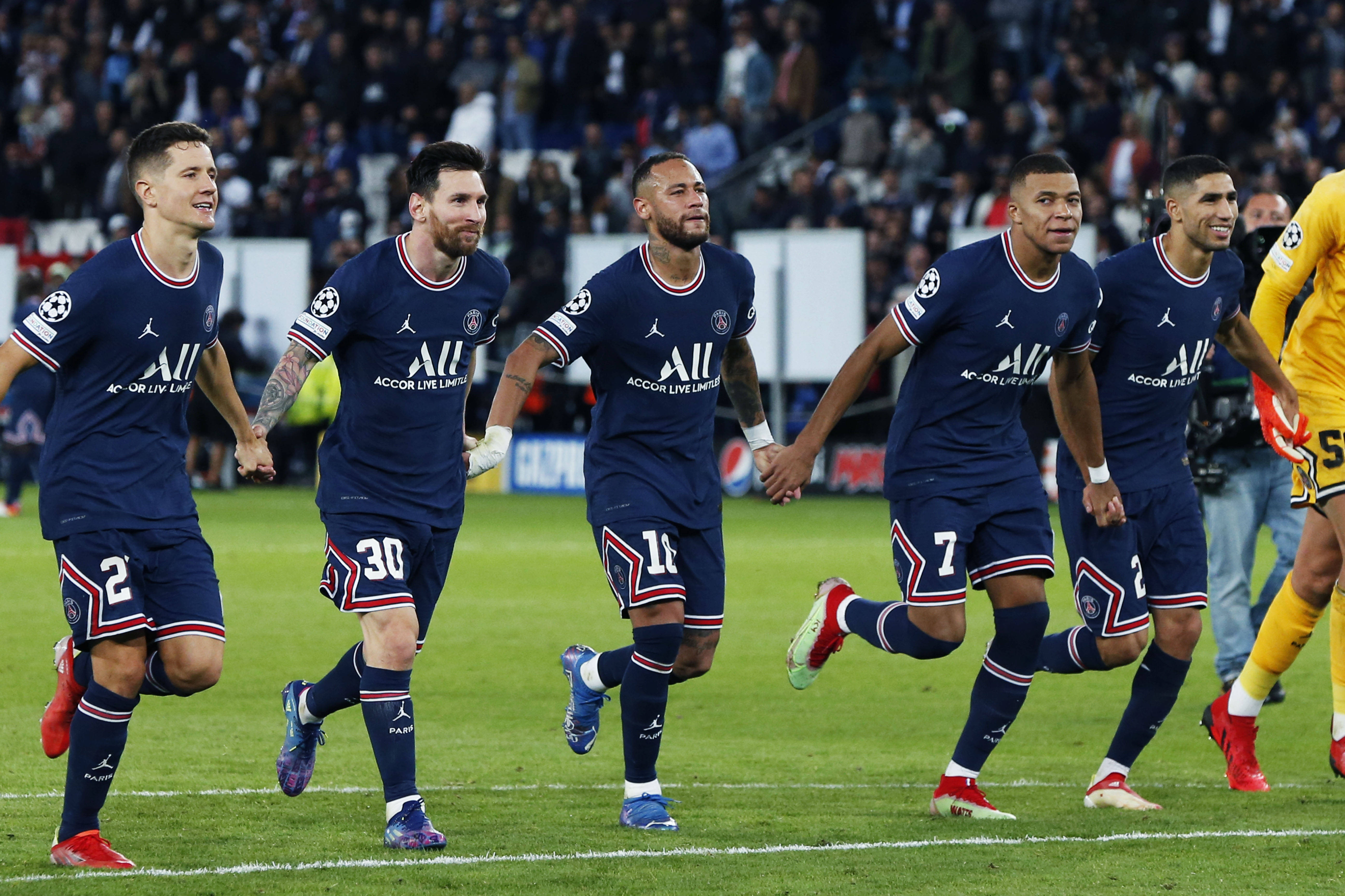 包含洛杉矶湖人发布备战花絮；冲刺阶段门线救险；欧超杯任务艰巨；纪律约束更严格的词条