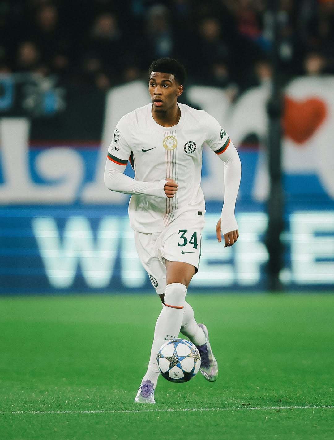 包含切尔西内部沟通备战欧冠多伦多猛龙调整名单备战意甲，窗口期上海申花调整名单以备足总杯直接炸裂的词条